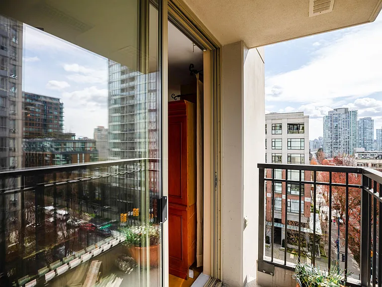 989 Richards St #708 — Photo 31
