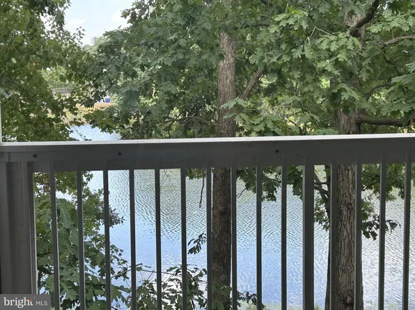 1720 Lake Shore Crest Dr APT 25, Reston, VA 20190