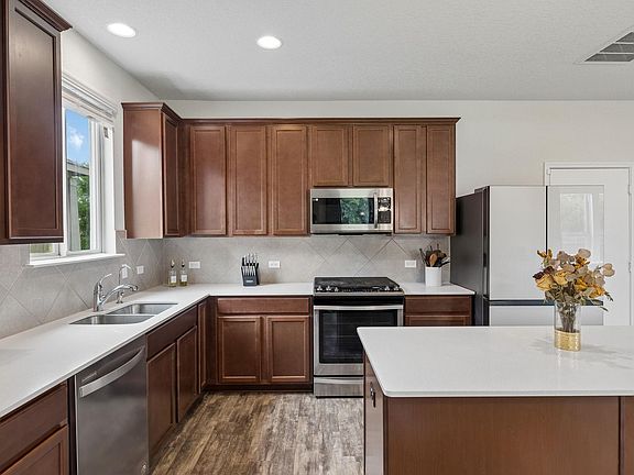3rd image of 809 Whitman Ave
