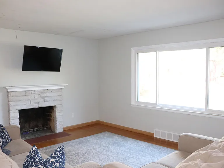 7724 Howe Dr — Photo 2