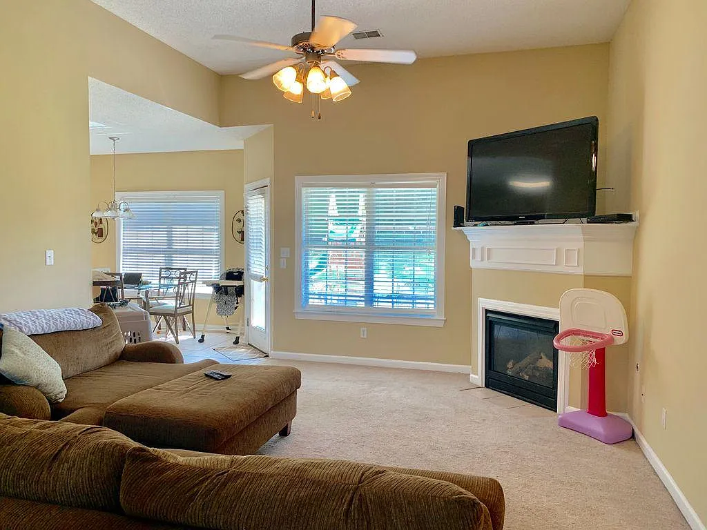 4 bed, 2110 sqft, $2,300 — Photo 3
