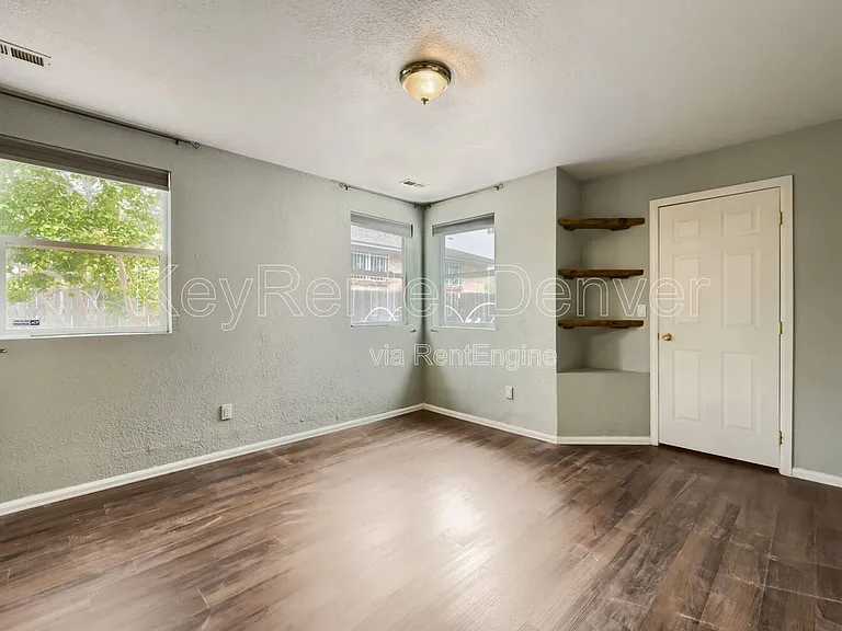 4870 Beach Ct — Photo 11