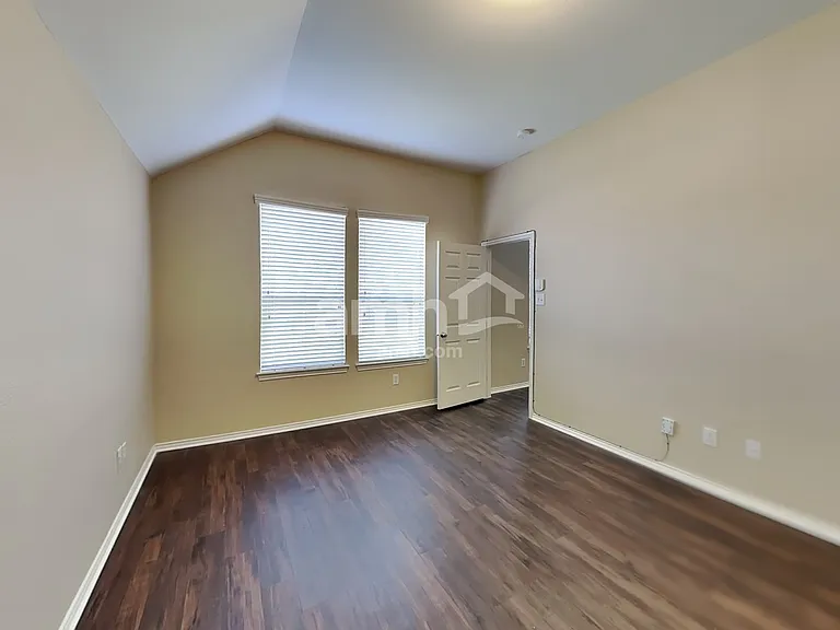 2113 Breezeway Ln — Photo 11