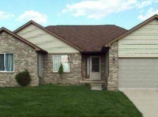 52516 Robins Nest Dr, Chesterfield, MI 48047