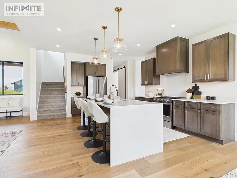374 Cushing Ln — Photo 2