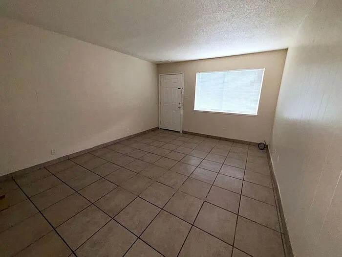 900 Eden Ct #10 — Photo 4