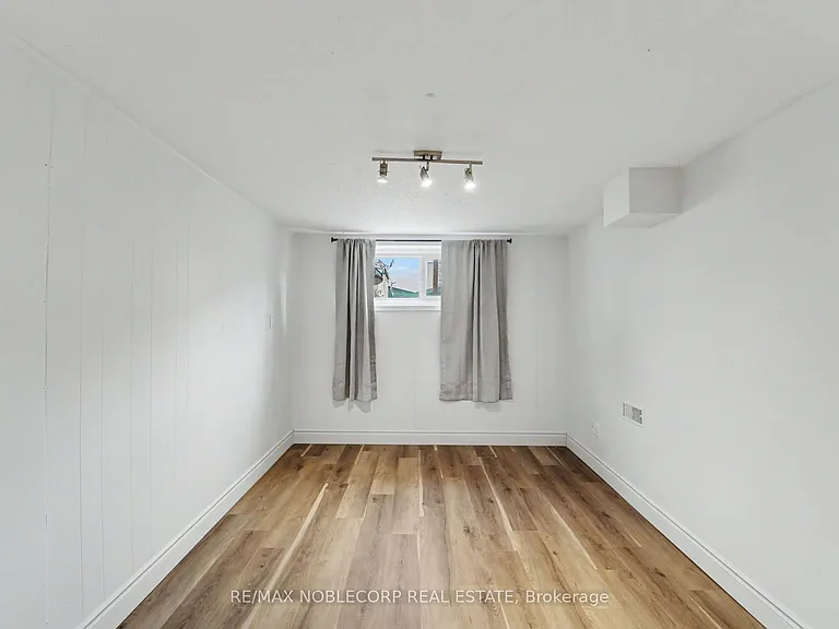 3519 Laddie Cres — Photo 11