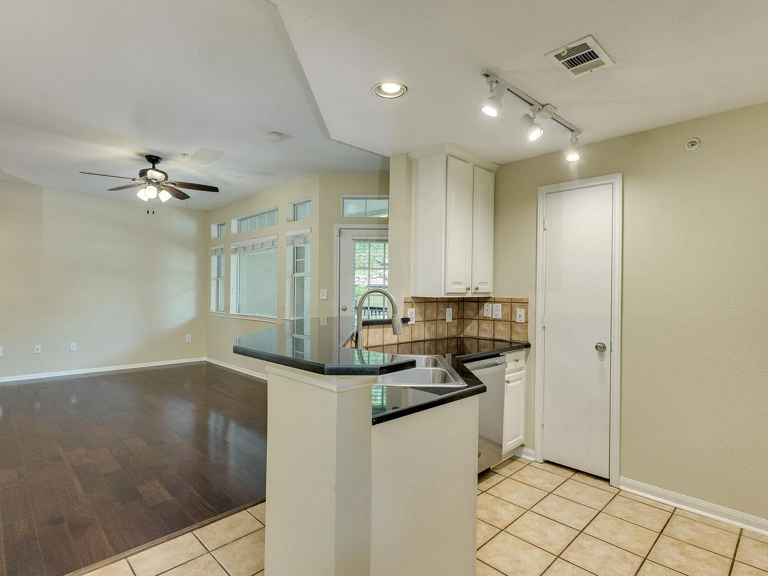 2 bed, 1.0 bath, 972 sqft, $1,650 — Photo 4
