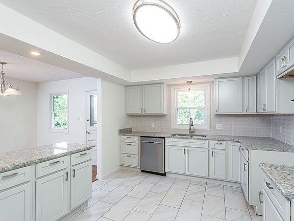 Soft Close Cabinets & Granit