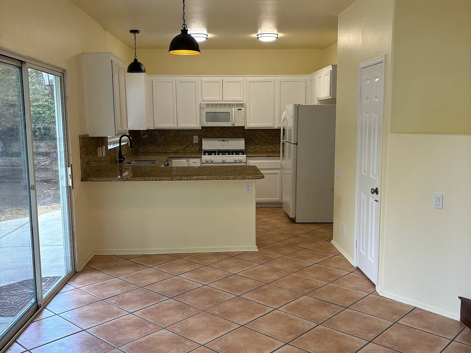 3 bed, 2.5 bath, 1631 sqft, $4,100 — Photo 2