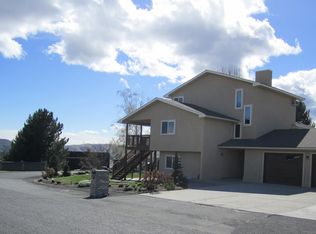 810 Country Club Dr, Yakima, WA