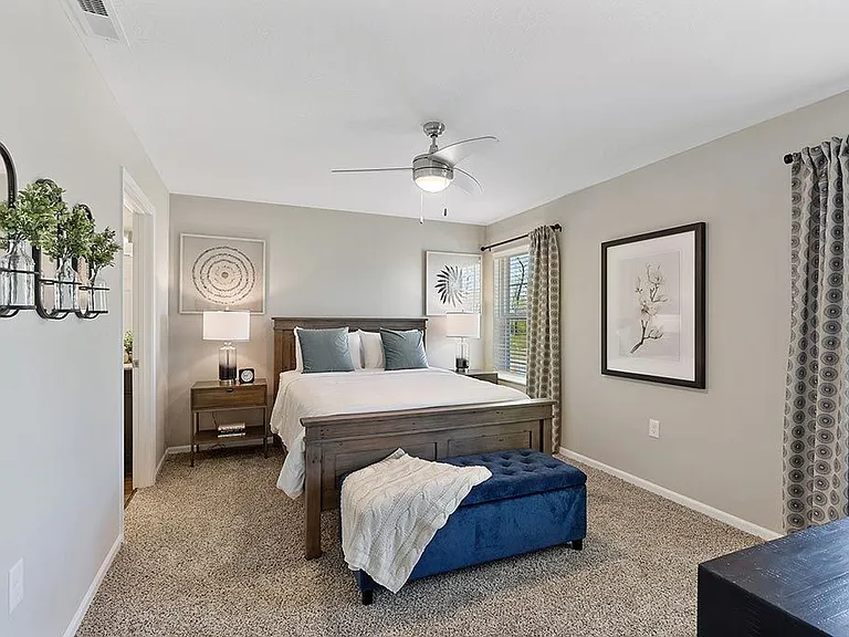 Large Main Bedroom with En-suite Bathroom & Closet