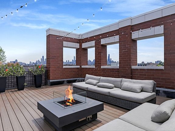 2nd image of 1611 N Hermitage Ave #401