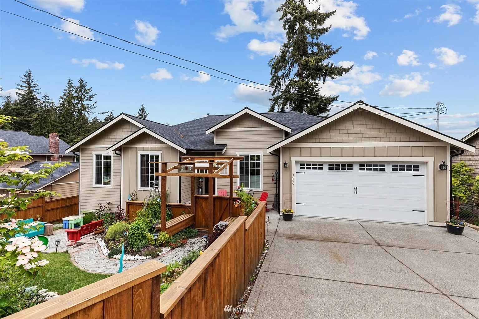 1229 SE Camano Drive photo 1