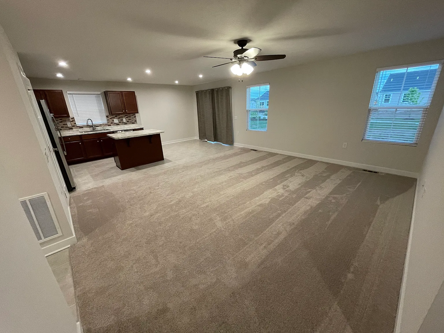 3 bed, 1352 sqft, $2,200 — Photo 3