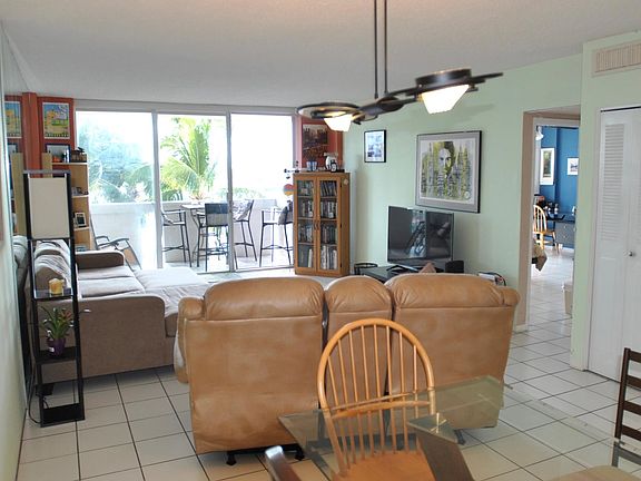 4th image of 800 West Ave APT 910