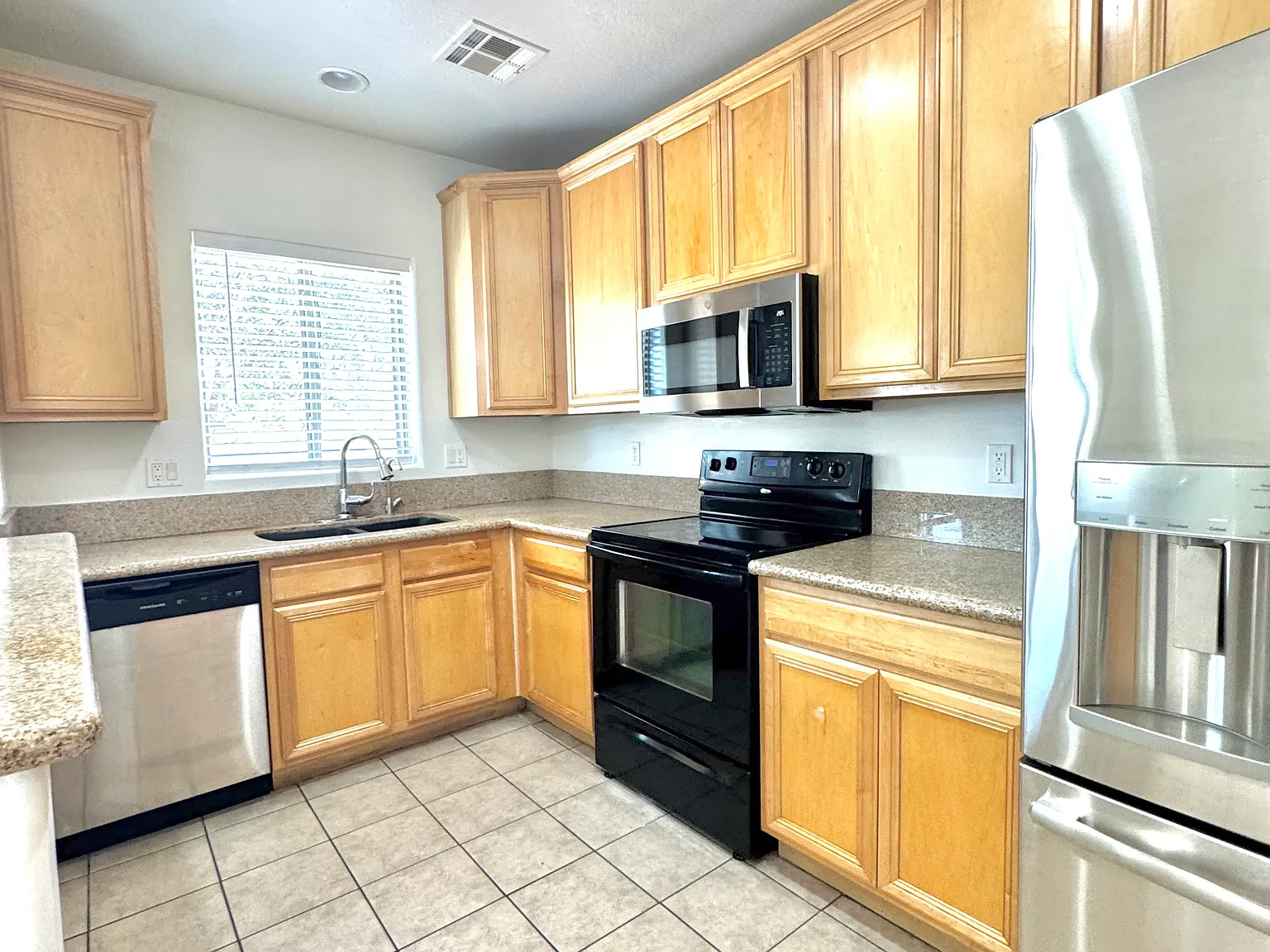 3 bed, 2.5 bath, 1275 sqft, $1,800 — Photo 4