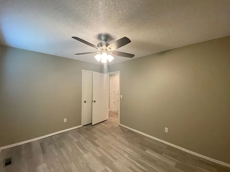 2433 Shady Tree Ln — Photo 15