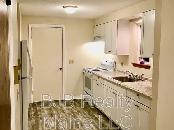 395 Lisbon St APT 8, Lisbon, ME 04250
