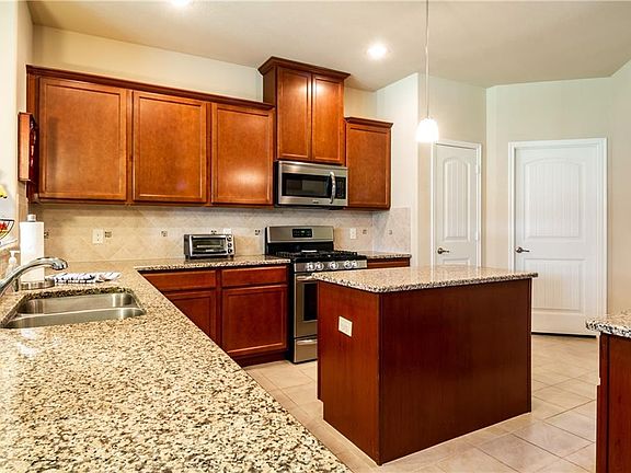 4th image of 841 Lake Woodland Dr