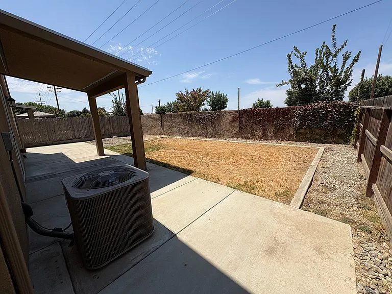 641 S Laguna St — Photo 40