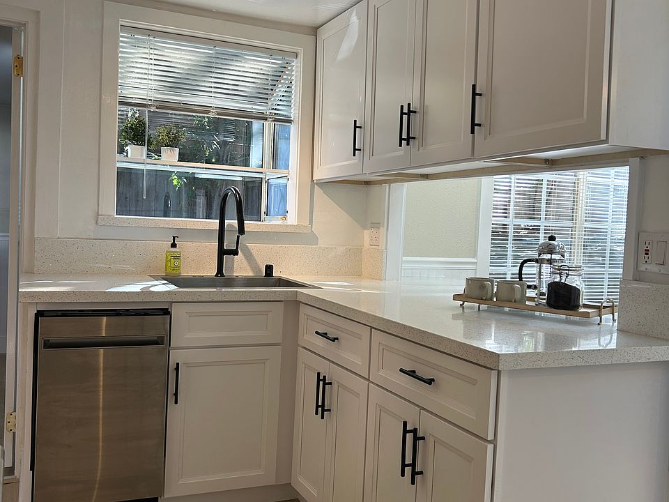 Spacious kitchen with through service to living room bar