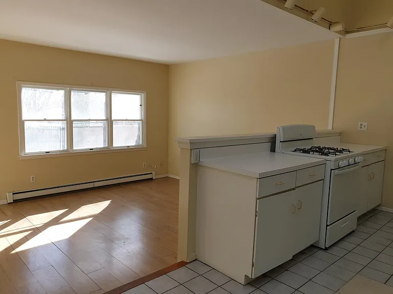 162 Warner St — Photo 2