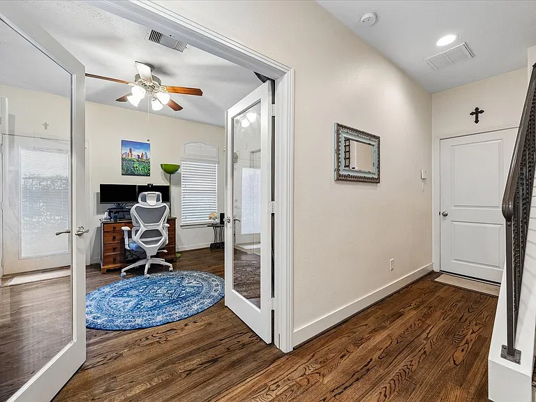 4212 Dickson St — Photo 4
