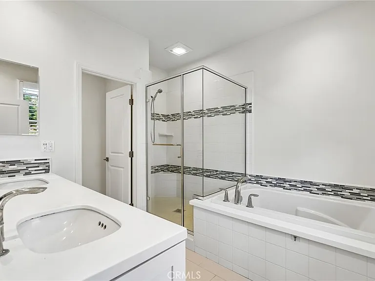 150 Barrow — Photo 10