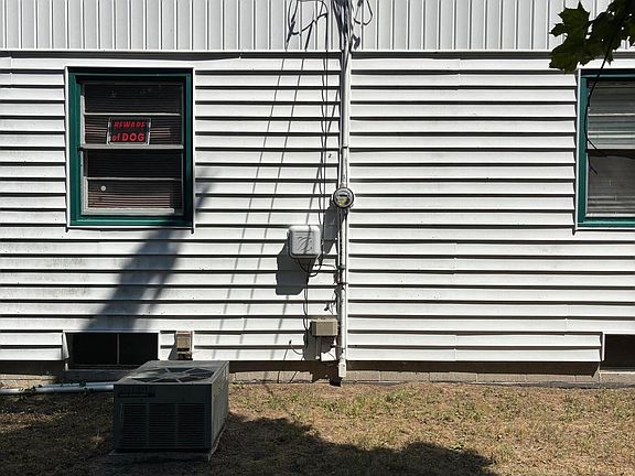 3rd image of 1051 Roberts St