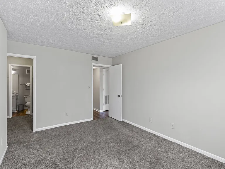 Our Montgomery apartments at Stratford Village provide comfortable carpeted rooms with open flow between spaces, professionally operated by Highlands Vista Group.