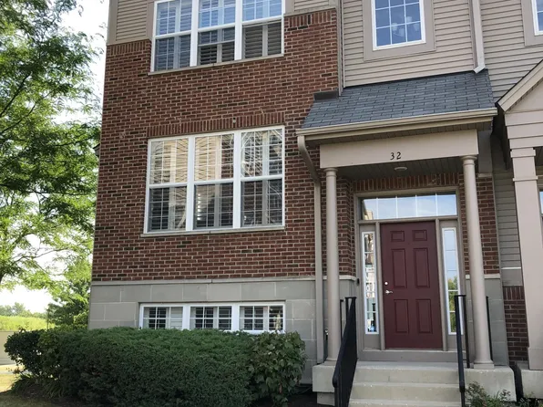 32 Village Station Ln, Grayslake, IL 60030