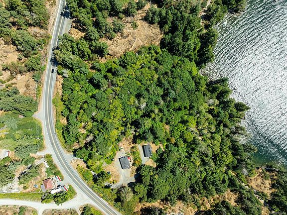 4th image of 5211 Sooke Rd