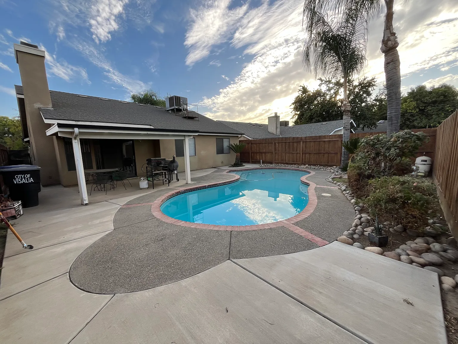 3 bed, 1300 sqft, $2,100 — Photo 2