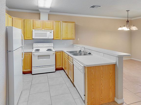 2nd image of 123 Kleine Ln