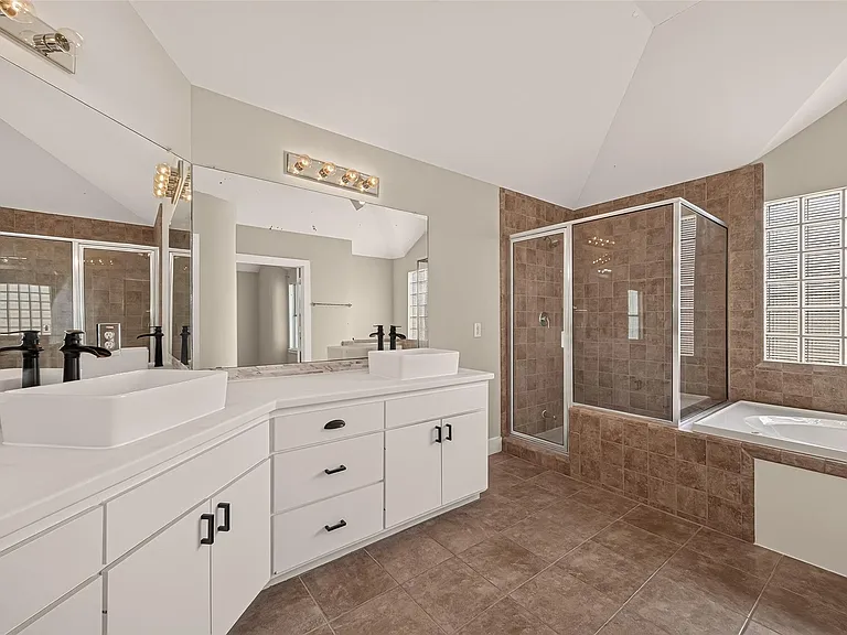 733 W 22nd St #D — Photo 30