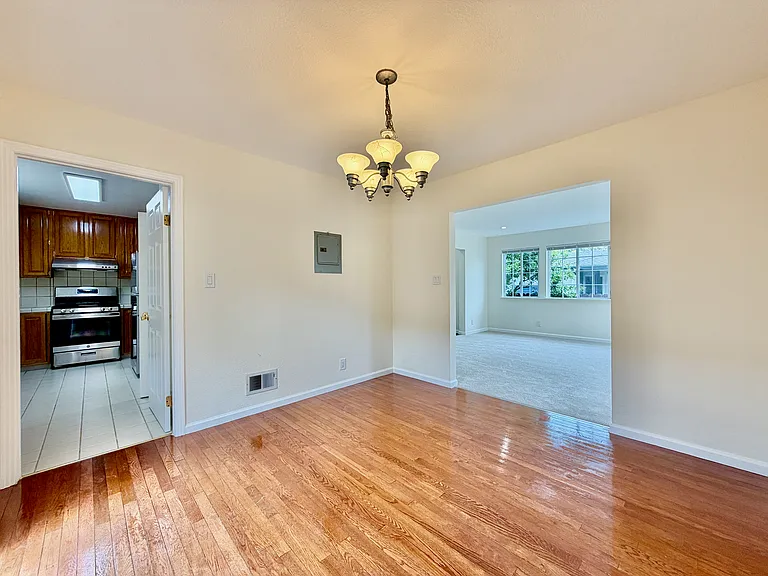 712 Prospect Row — Photo 8