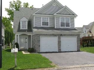 81 Madison Cir, Middle Island, NY 11953