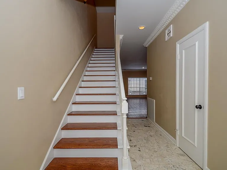 573 N Post Oak Ln — Photo 5