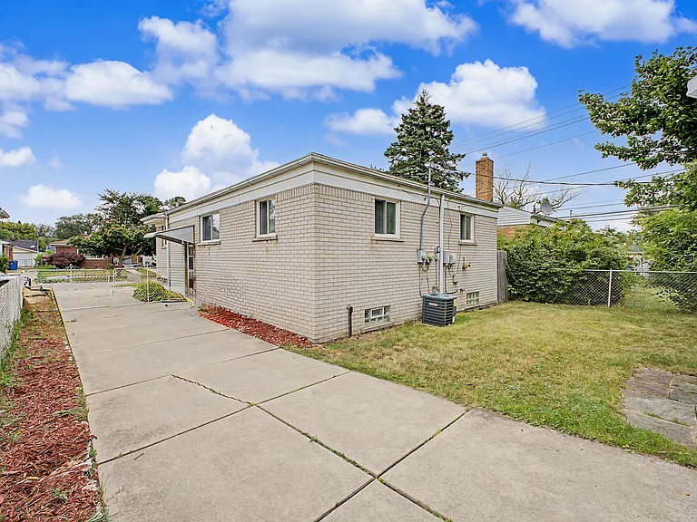 24315 Currier St — Photo 27
