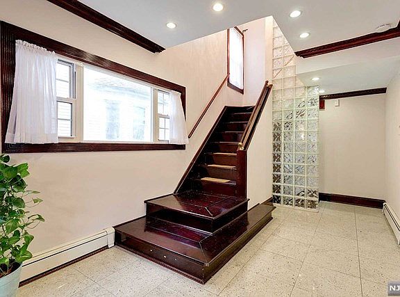 4th image of 324 Sylvan Ave