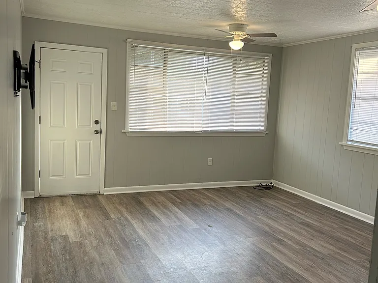 734 Hall St — Photo 3