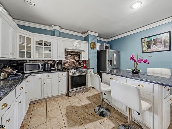 5th image of 75 Osborne Pl