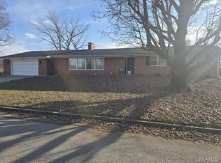 14 Calhoun Ln, East Saint Louis, IL 62203