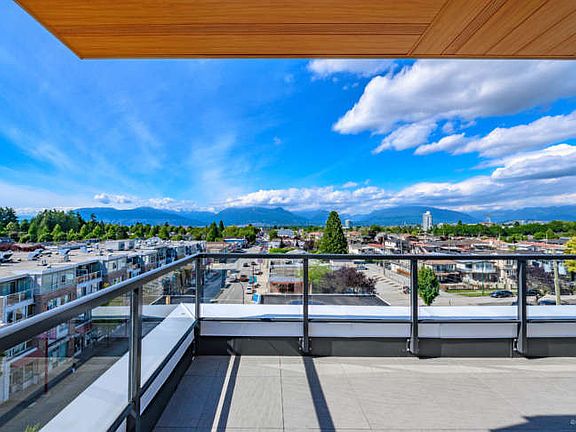 3rd image of 5656 Victoria Dr #405