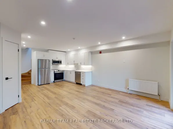 238 Jane St #302, Toronto, ON M6S 3Z1