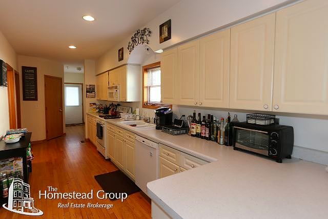 1st image of 1527 W School St #1north