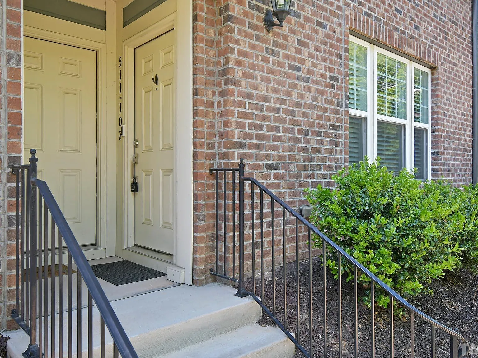 2 bed, 2.5 bath, 1381 sqft, $3,000 — Photo 3