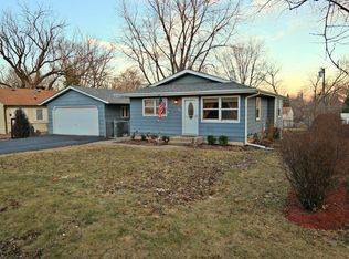 206 Oakleaf Rd, Lake In The Hills, IL 60156