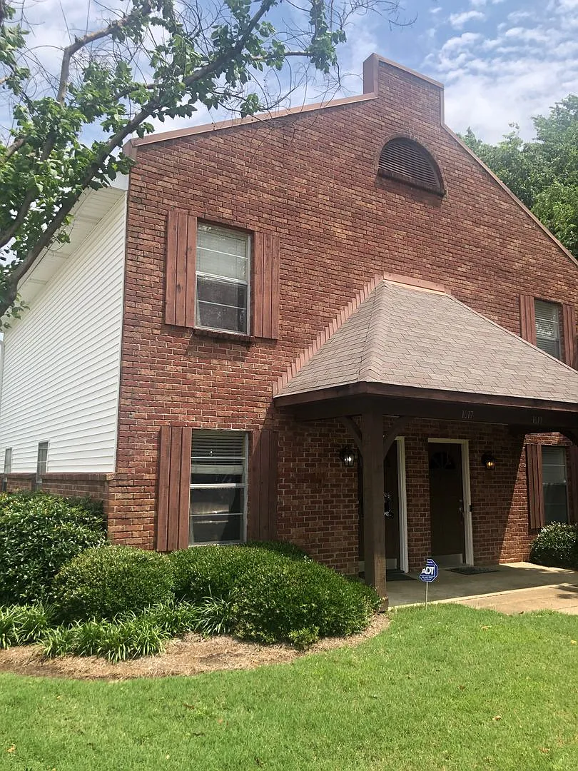 2br/2.5ba For Rent — Photo 1